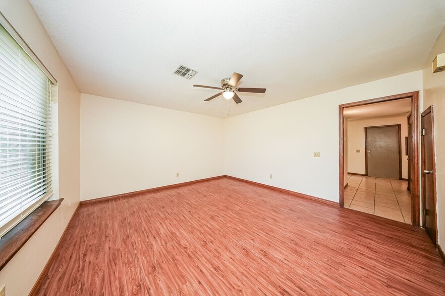 Building Photo - 2614 Martin Ln
