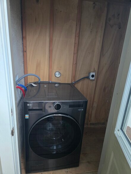 Building Photo - 1874 Queens Rd