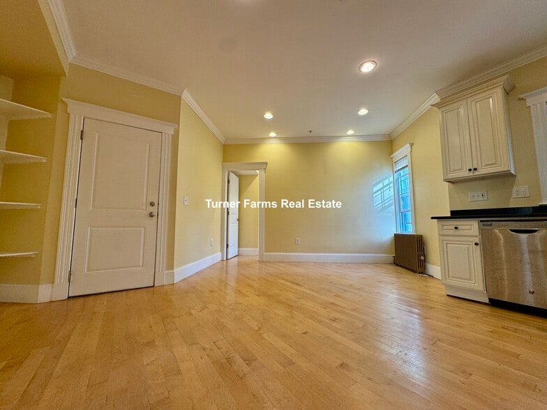 Building Photo - 156 Magazine St