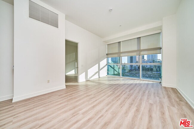 Building Photo - 3223 W 6th St