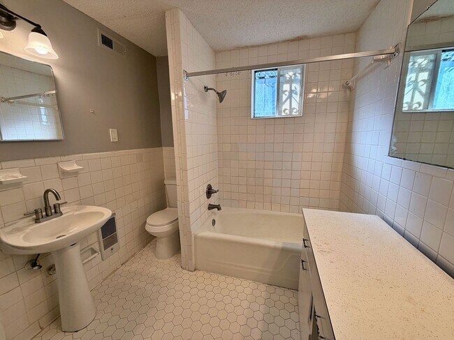 Building Photo - Cozy 3 Bedroom Home Ready for Move In!- $500 Rent Special!