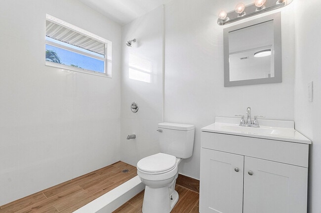 Building Photo - 560 SE 23rd Ave