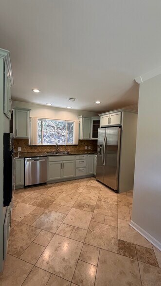 Building Photo - 1385 Greenmont Dr