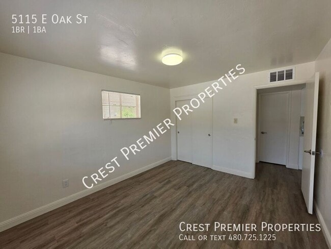 Building Photo - 5115 E Oak St