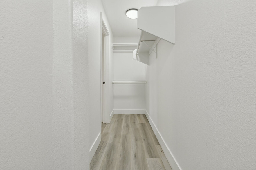 Building Photo - 875 W Pecos Rd