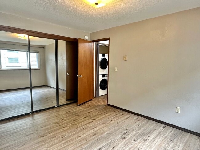 Building Photo - Location, Location, Location! 2-bed Ballar...
