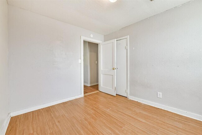 Building Photo - 639 St Charles Dr