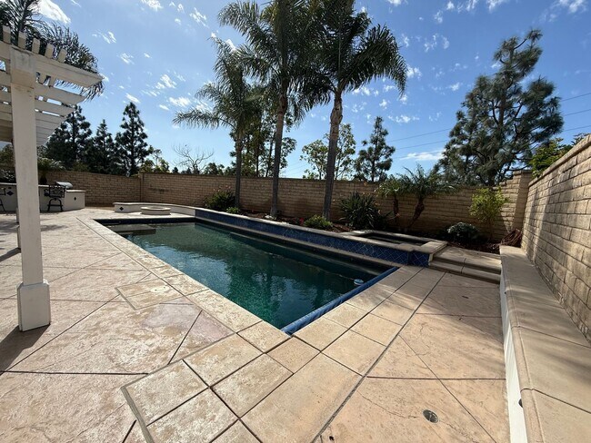 Building Photo - 635 Aliento Way