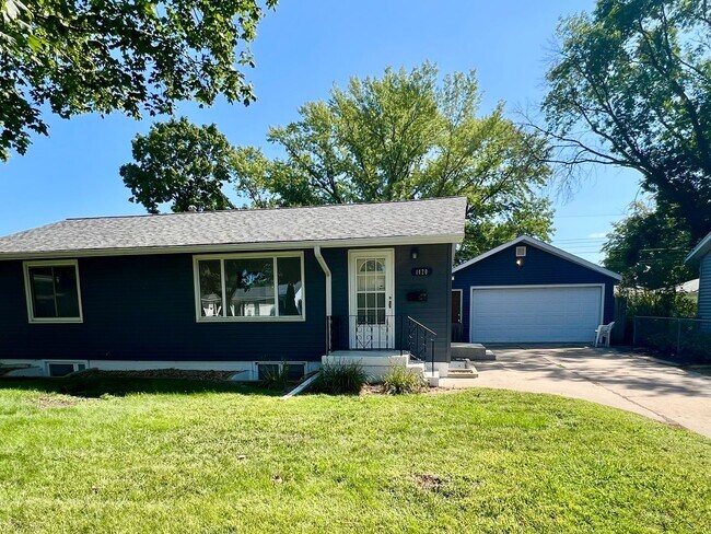 Building Photo - Beautiful 4-Bed, 2-Bath Single-Family Home!