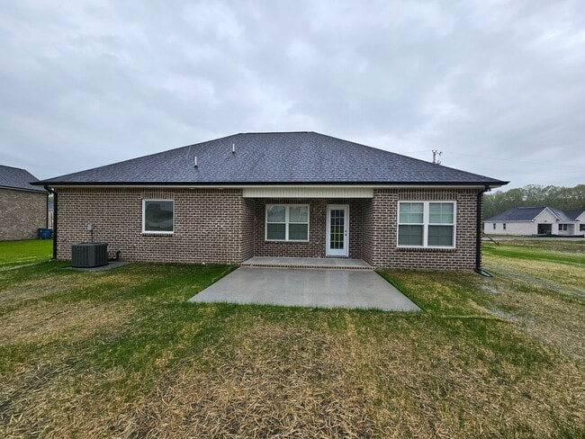 Building Photo - LUXURY 3 BEDROOM RANCH STYLE HOME IN SCENIC FOX RUN