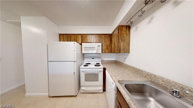 Building Photo - 2303 NE 6th St