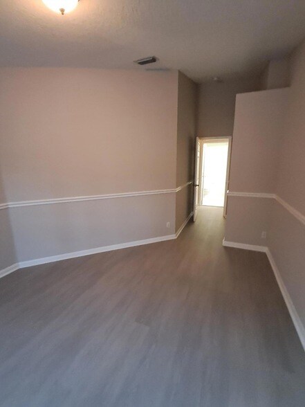 Building Photo - 9759 Lago Dr