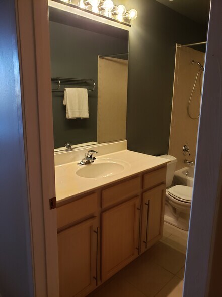 Building Photo - 1500 W Monroe St