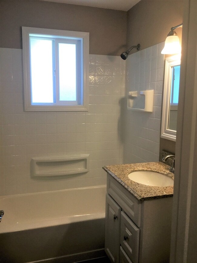 Building Photo - 2 Bedroom 1 bath in NW Corvallis