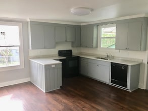 Building Photo - Beautiful 2 Bedroom 1 Bathroom Home with S...