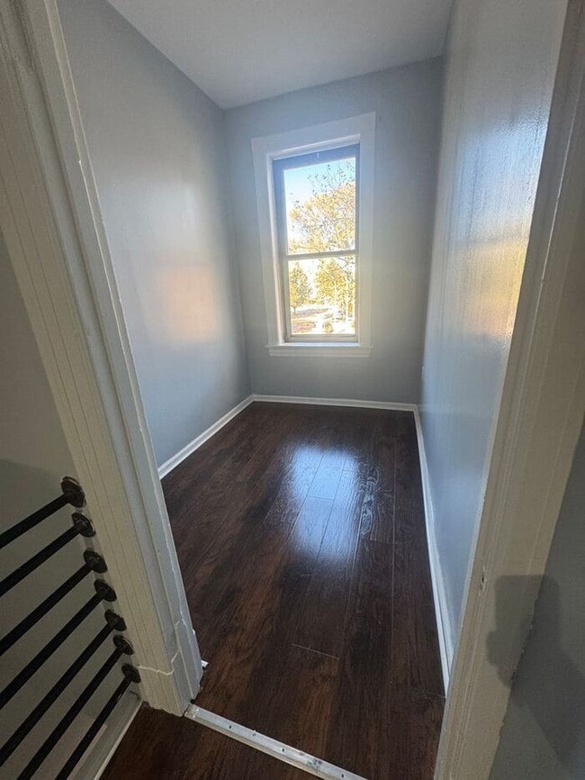 Building Photo - Spacious 2 bed/1bath