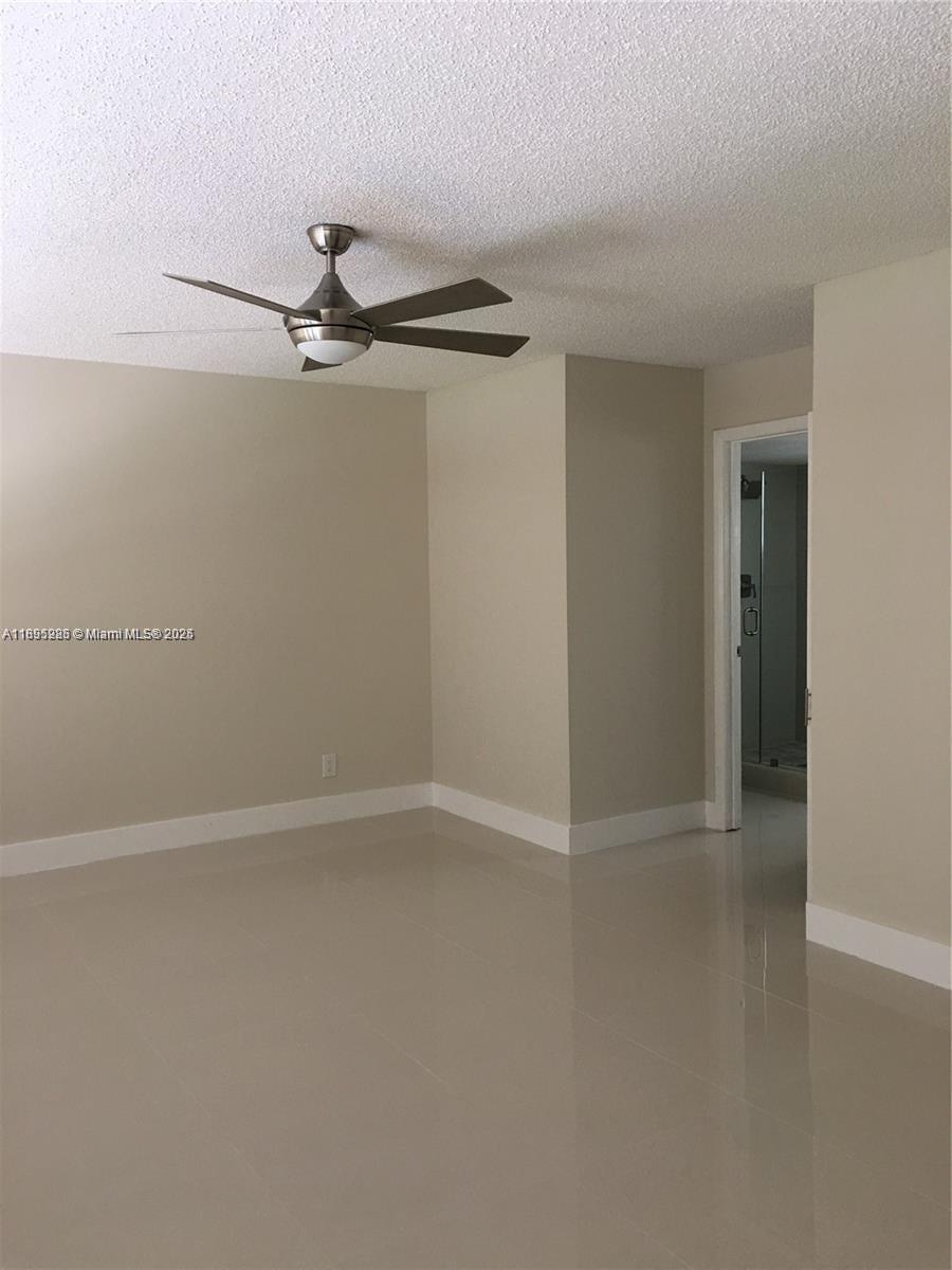 Building Photo - 10951 N Lakeview Dr