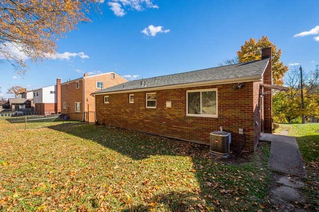 Building Photo - MOVE IN SPECIAL! SCORE HALF OFF 1ST MONTH'...