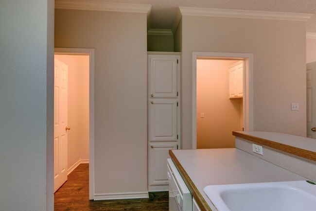 Building Photo - Townhome on Skyline Boulevard For Rent!