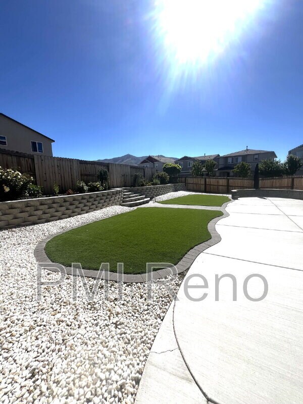 Building Photo - 8880 Portia Dr