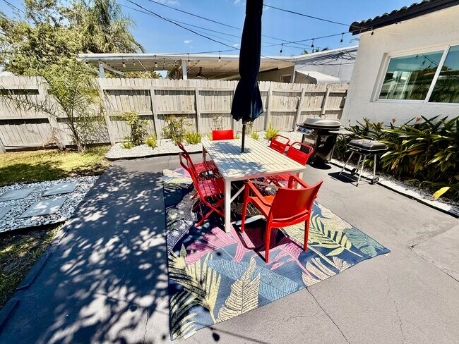 Building Photo - 5365 N Andrews Ave