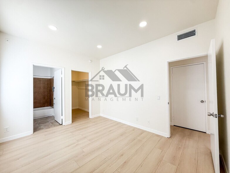 Building Photo - 11459 Collins St