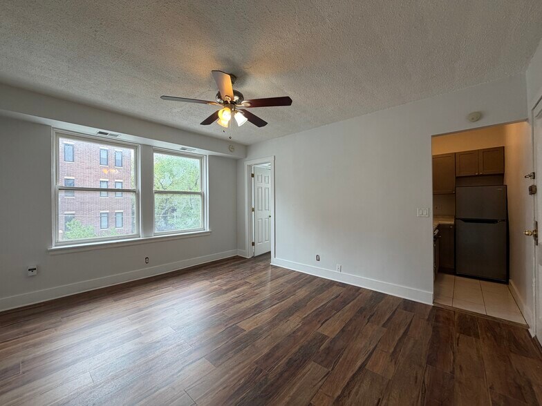 Building Photo - 3727 N Pine Grove Ave