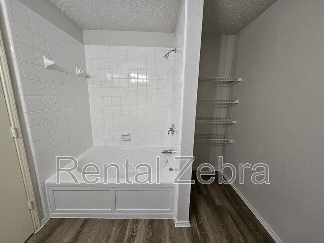 Building Photo - 2841 McKenzie Ln