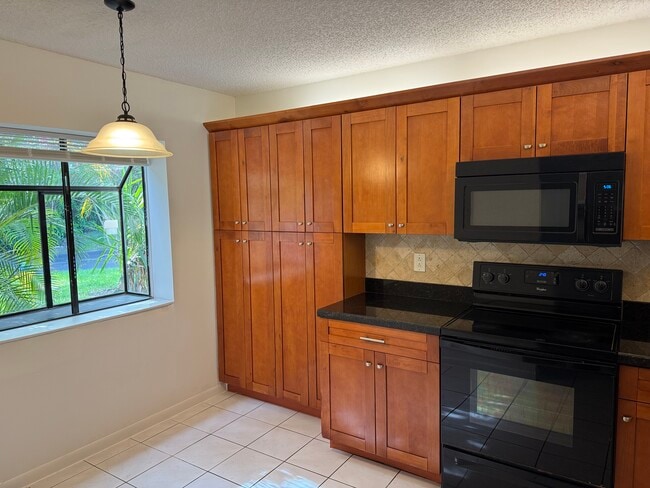 Building Photo - 3733 Carambola Cir N