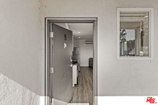 Building Photo - 1147 W 37th St