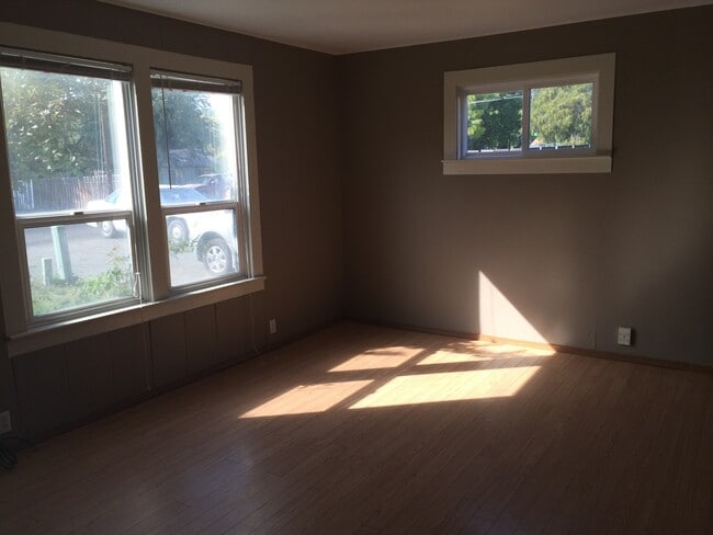 Building Photo - 3 Bedroom 2 Bathroom Home in Fantastic Location