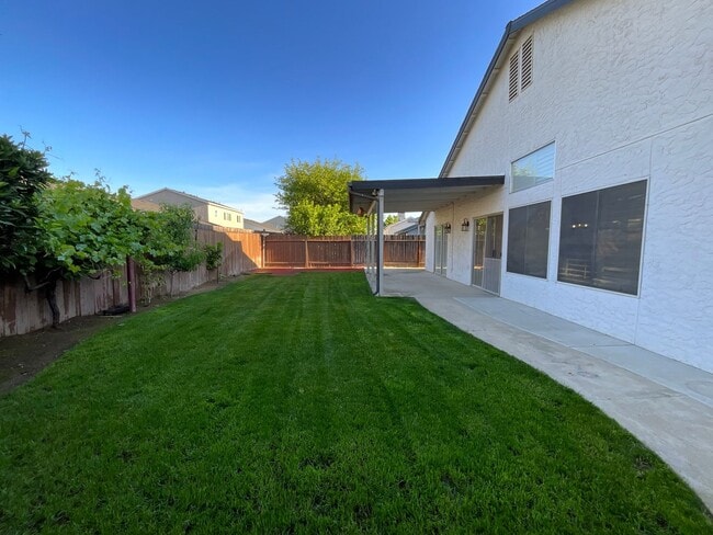 Building Photo - Updated 3 Bedroom 2 Bath Home in Fresno!