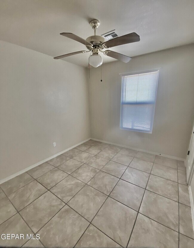 Building Photo - 9389 San Lorenzo Ave