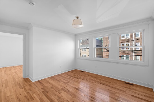 Building Photo - 5 Poplar St