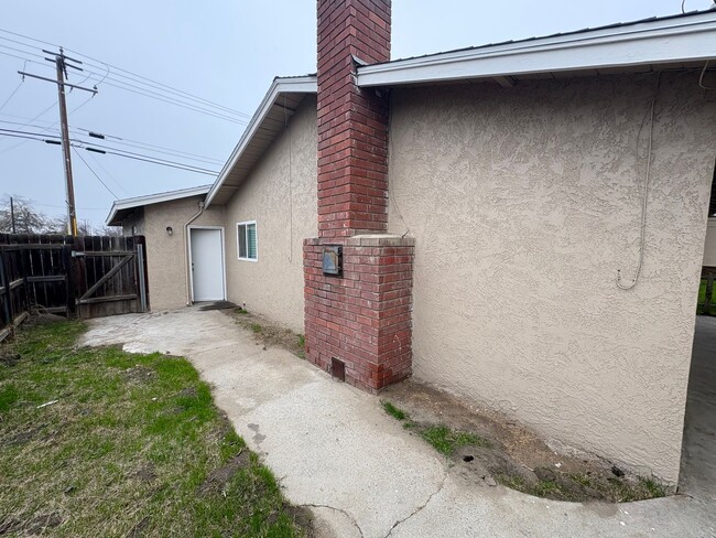 Building Photo - Spacious SE Tulare Home Near Shopping Cent...