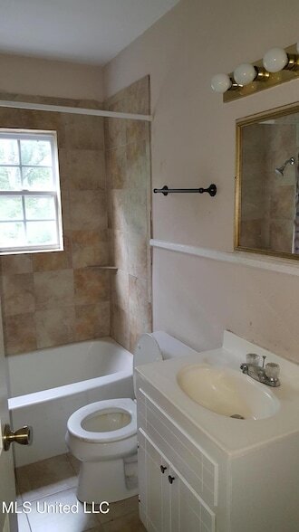 Building Photo - 327 Decelle St