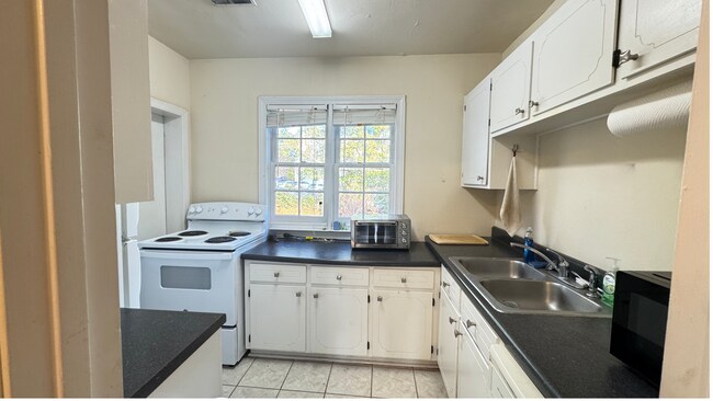 Building Photo - 935 Baxter St