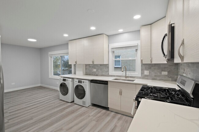 Building Photo - 821 E Lilly Ln