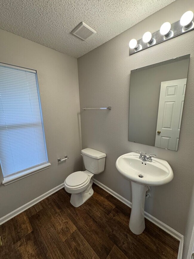 Building Photo - Avon - 3 BR home with loft