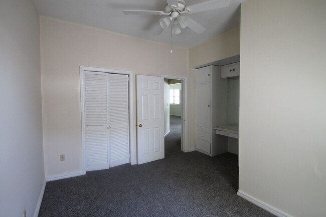 Building Photo - 556 Flint St