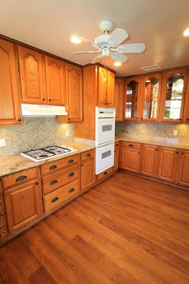 Building Photo - Quaint Midtown Ventura Home