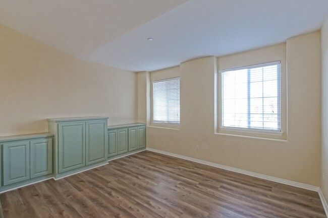 Building Photo - Just Renovated! Beautiful & Spacious, 6BD/...