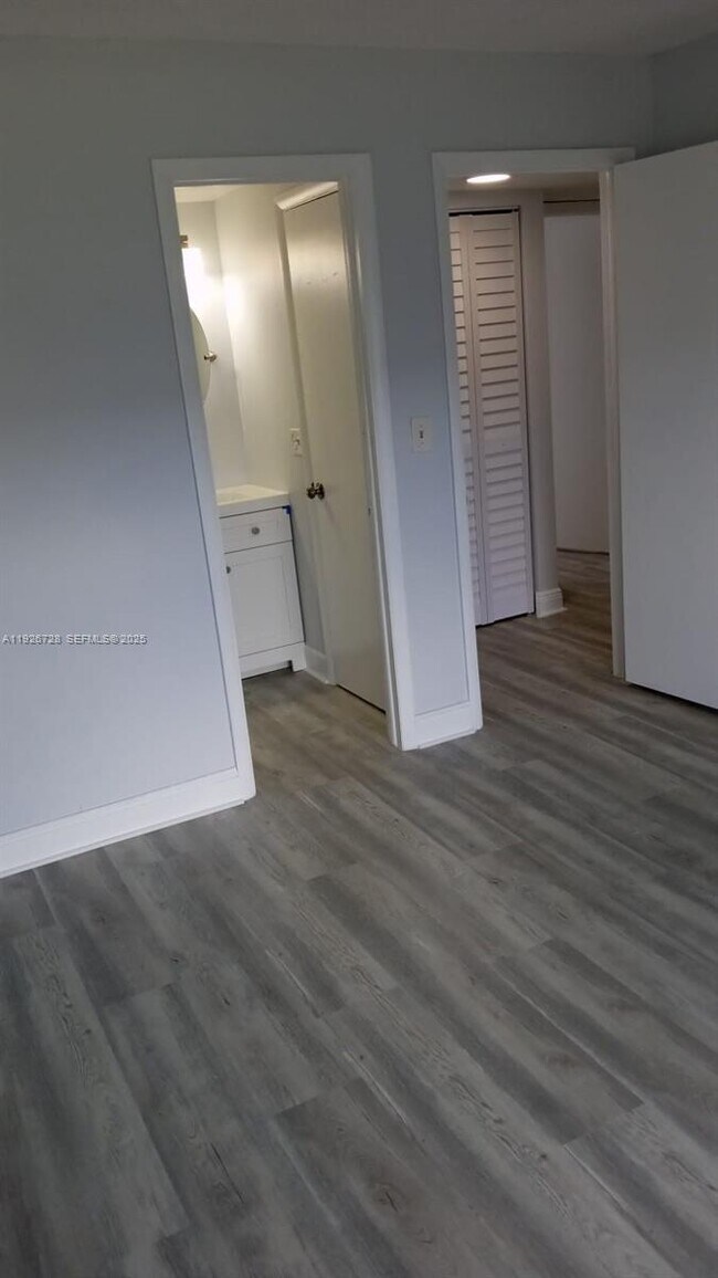 Building Photo - 9375 Fontainebleau Blvd