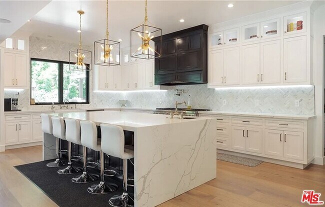 Building Photo - 5225 Topeka Dr