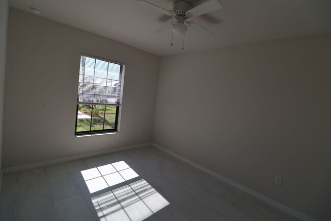 Building Photo - 3/2 Duplex newer waterfront
