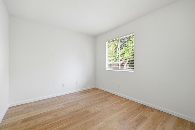 Building Photo - Spacious 4-bedroom 2-Bath in Desirable Area in Walnut Creek!