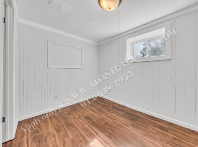 Building Photo - Updated 4 Bed 2 Bath Home in Lees Summit-C...