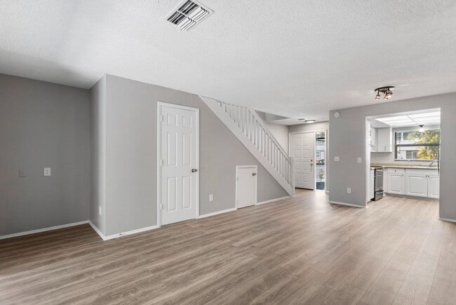 Building Photo - 2bedroom 1.5 Bath Town home **