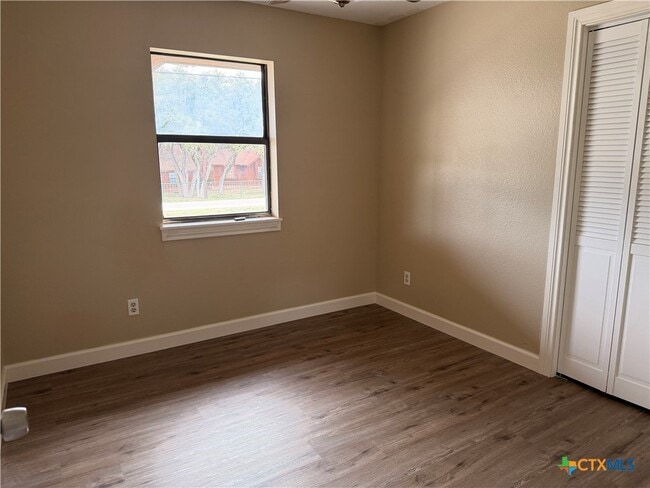 Building Photo - 1616 Lonesome