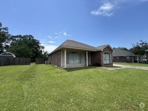 Building Photo - Charming 4-Bedroom Home with Large Backyar...